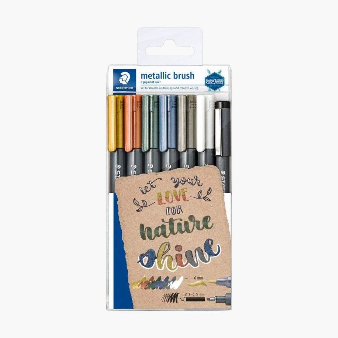 Set Rotuladores Metallic Brush STAEDTLER con punta metálica flexible para lettering y decoraciones en papel claro y oscuro.