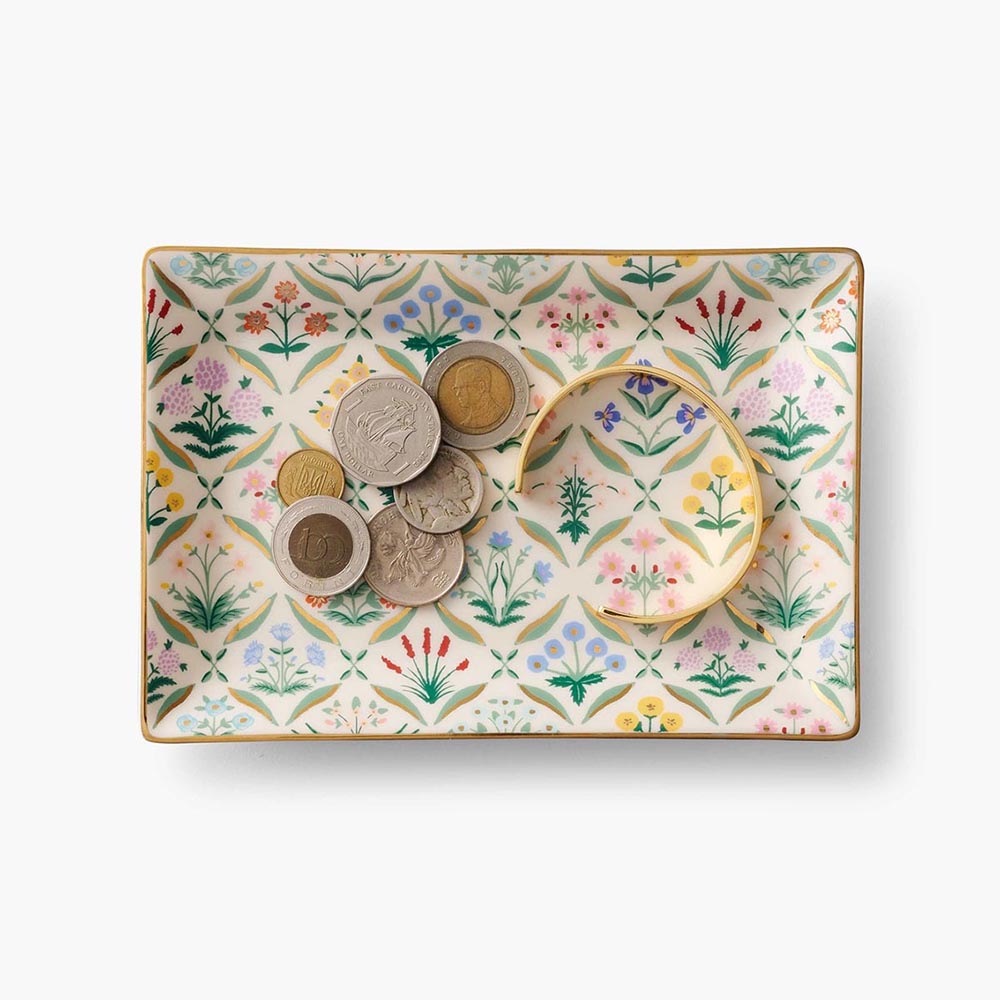 Bandeja de Porcelana Estee con diseño floral y detalles en oro, perfecta para organizar pequeños objetos.