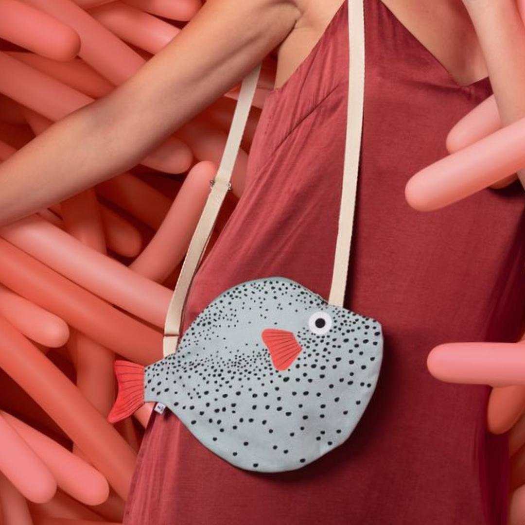 bolso bandolera pequeño con forma de pez