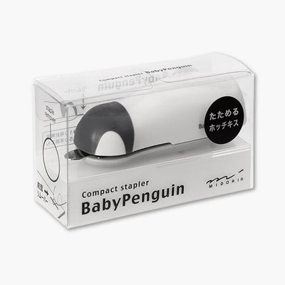 Grapadora compacta Baby Penguin de diseño ergonómico y ligero en empaque, ideal para oficina y estudiantes.