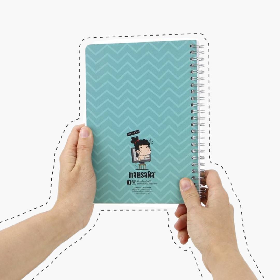 Cuaderno A5 Subtítulos con tapa dura, diseño creativo de Malasaña, sostenido por una mano.