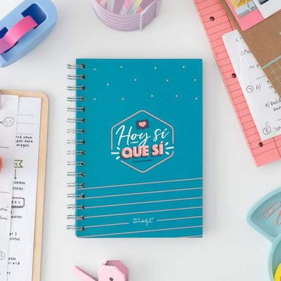 Libreta A5 con diseño motivador "Hoy Sí que Sí", tamaño compacto, espiral, 202 páginas cuadriculadas, incluye pegatinas decorativas, ideal para organización personal.