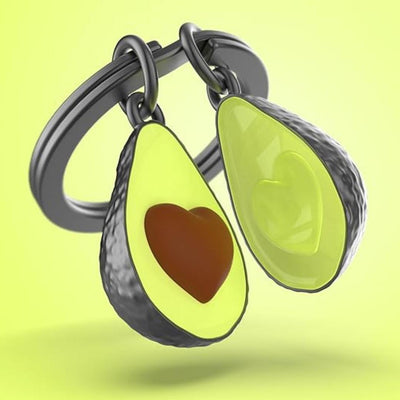 Llavero 3D de metal en forma de aguacate con diseño creativo y colores vibrantes.