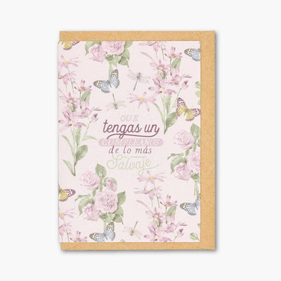 Tarjeta de felicitación cumpleaños con diseño floral y mariposas, sobre kraft incluido.