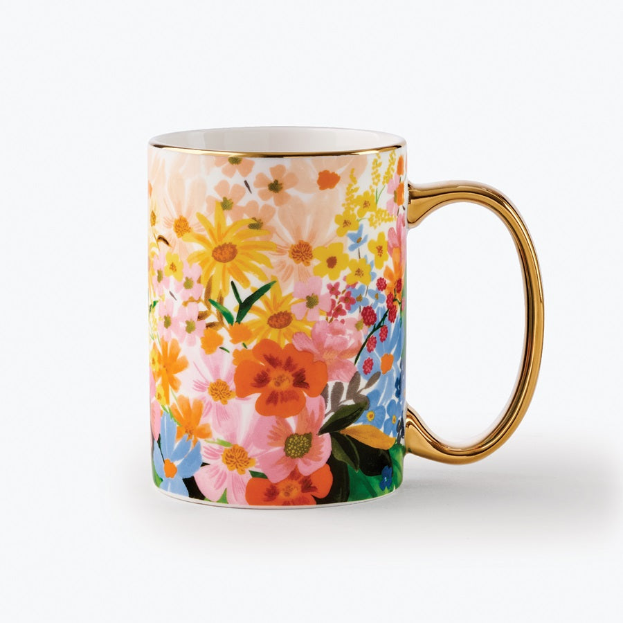 Taza de porcelana floral Marguerite con asa dorada de Rifle Paper Co.