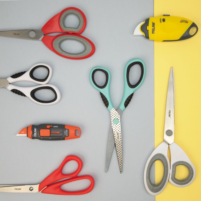 Tijeras de oficina básicas de 20 cm con mango rojo y hoja de acero inoxidable para cortes precisos, ideales para tareas de oficina y manualidades.