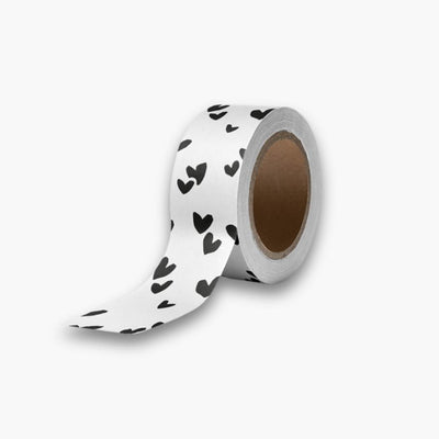 Cinta decorativa Washi Tape con diseño de corazones negros sobre fondo blanco.